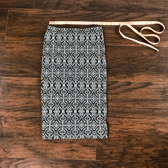 {Forever 21} Geometric Print Pencil Skirt - Picture 3 of 4